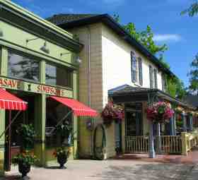 The historic downtown of Niagara-on-the-Lake, a charming Wine Country community 90 minutes southwest of Toronto by car. 